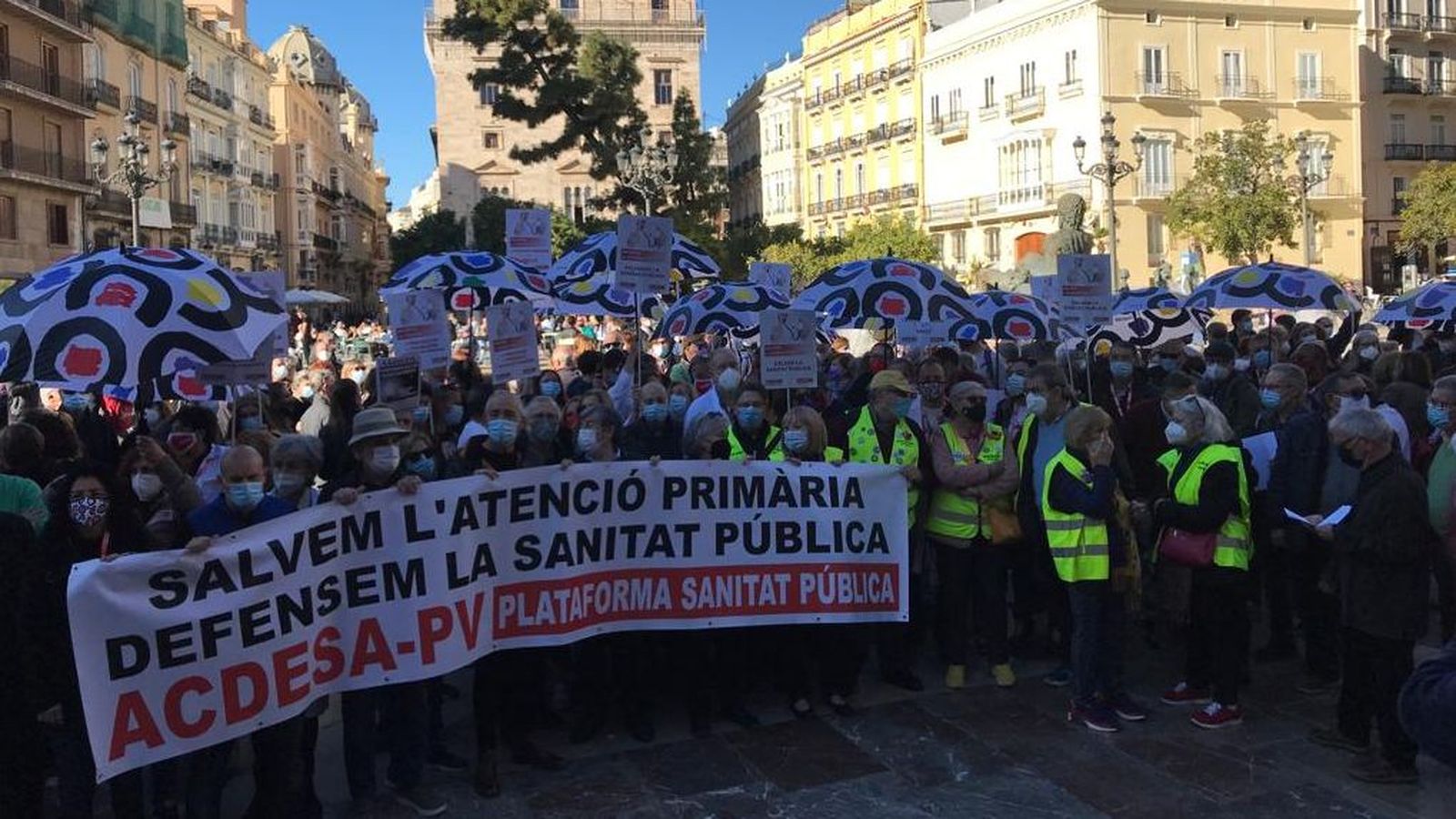 Concentració en defensa de l'atenció primària a la plaça de la Mare de Deu de València