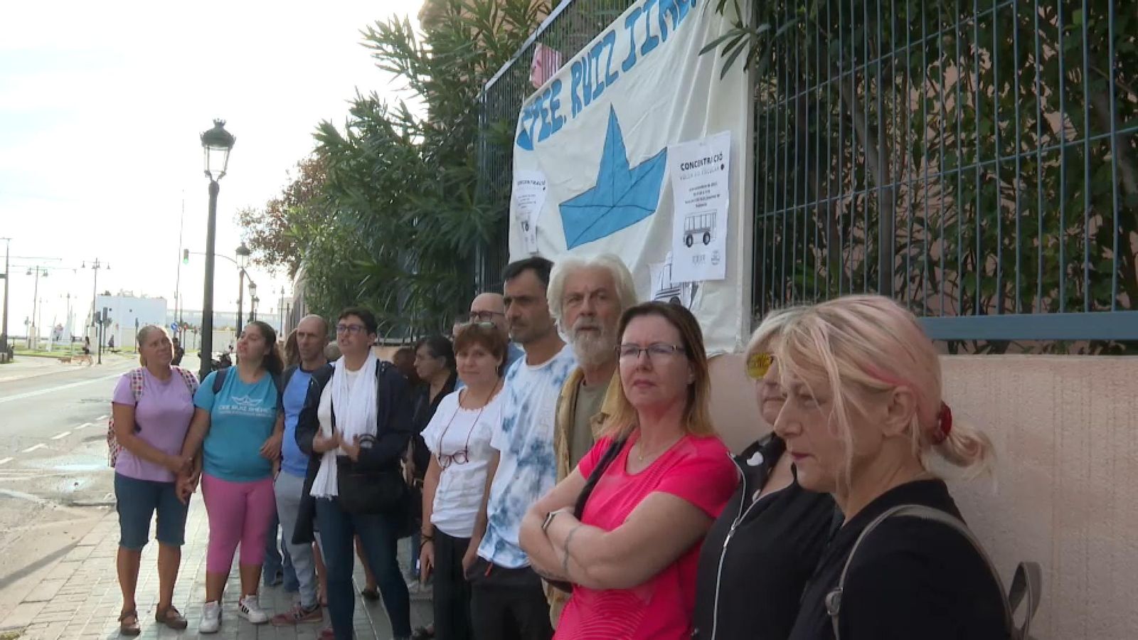 Protesta de les mares i pares del CEE Ruiz Giménez de València contra les incidències del transport escolar