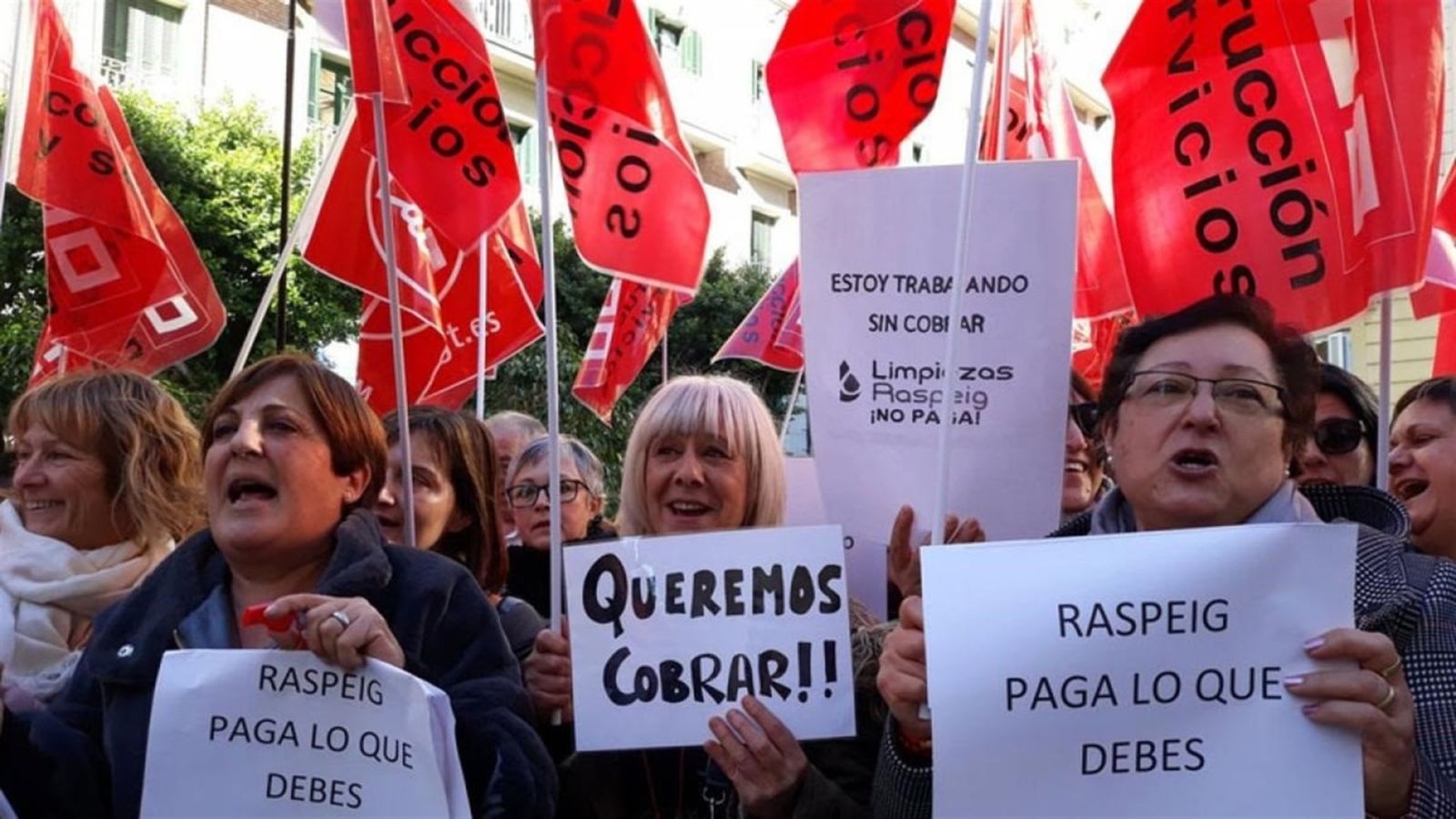 Netejadores dels col·legis de València es concentren pels seus drets laborals