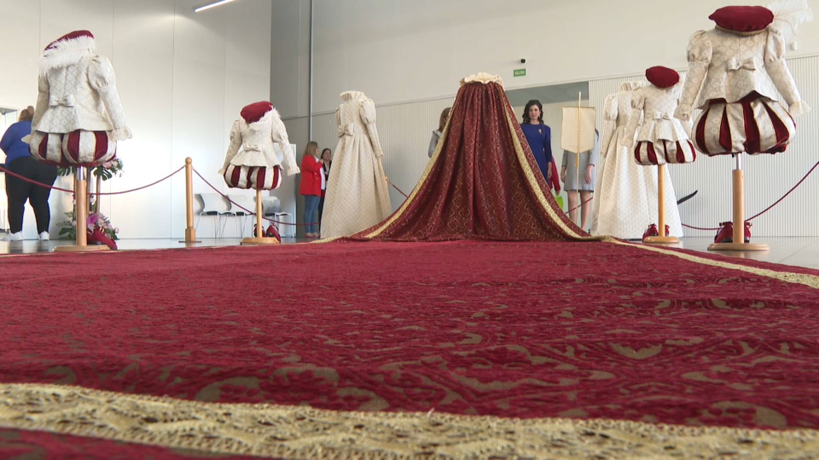 Llarguíssima capa que portarà la reina de l'Encontre diumenge