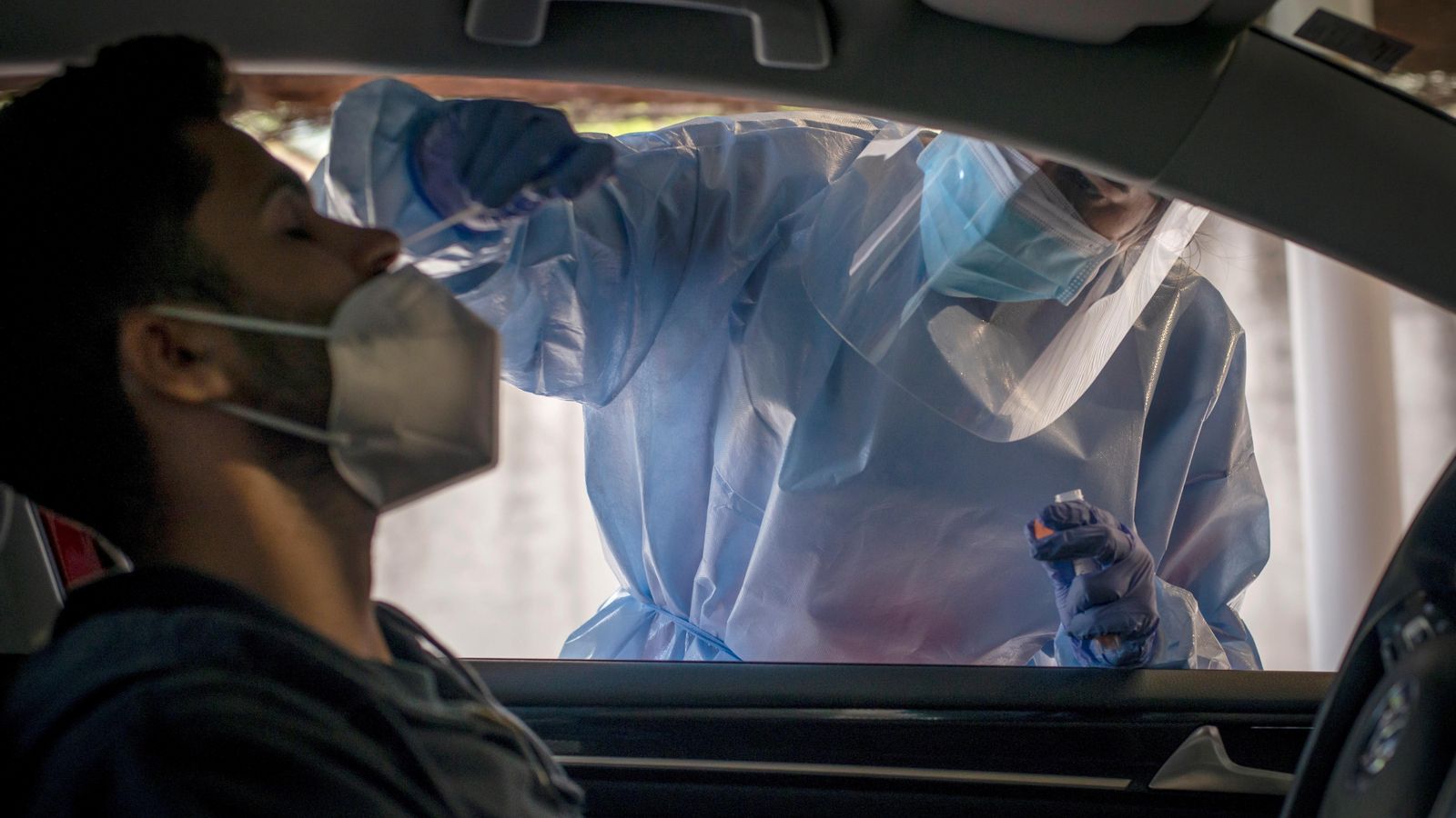 Una infermera realitza una prova PCR a un jove dins del seu cotxe a Ourense