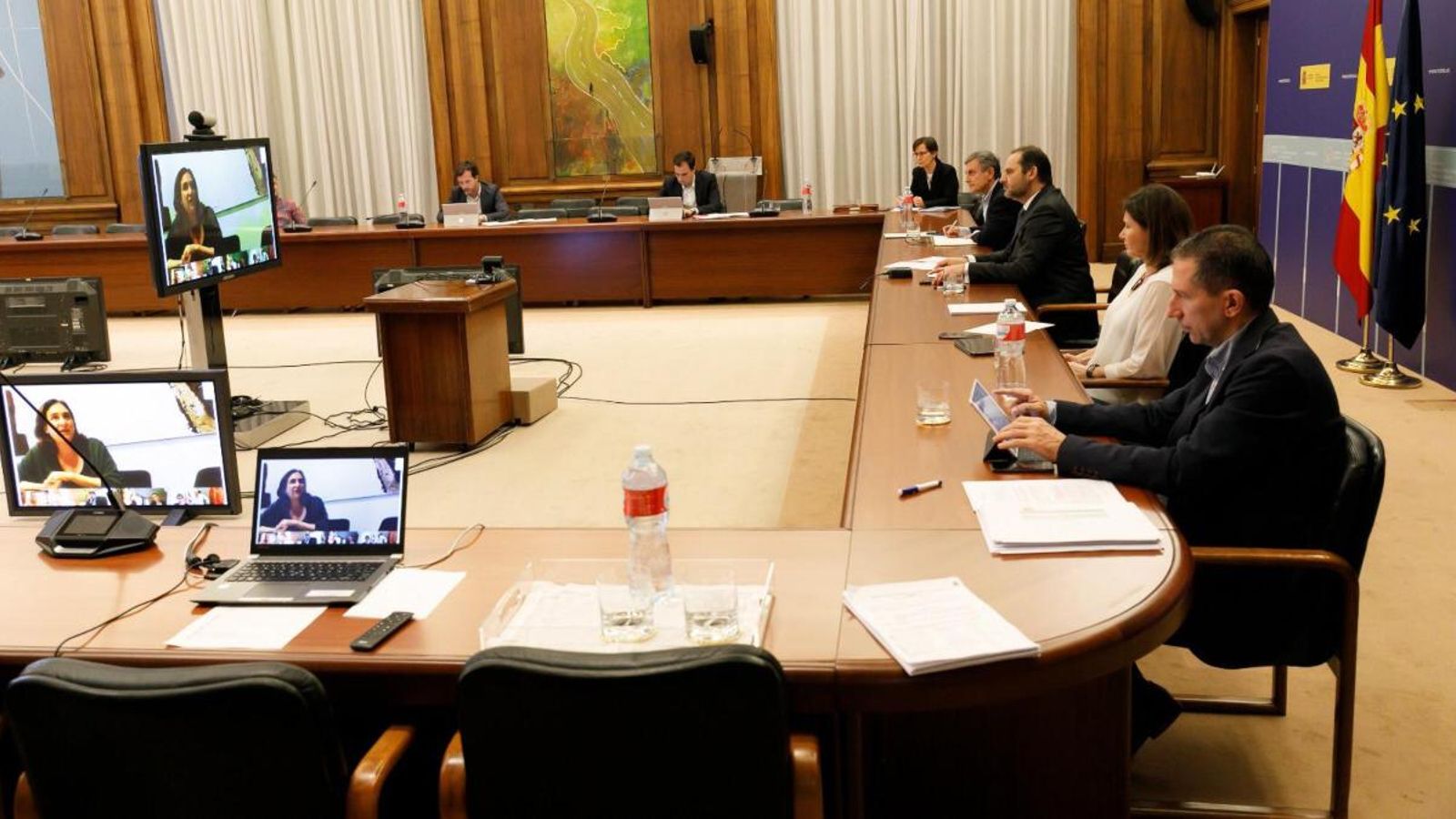 El ministre Ábalos i representants del seu ministeri en la reunió per videoconferència que ha tingut amb els alcaldes de les ciutats més poblades