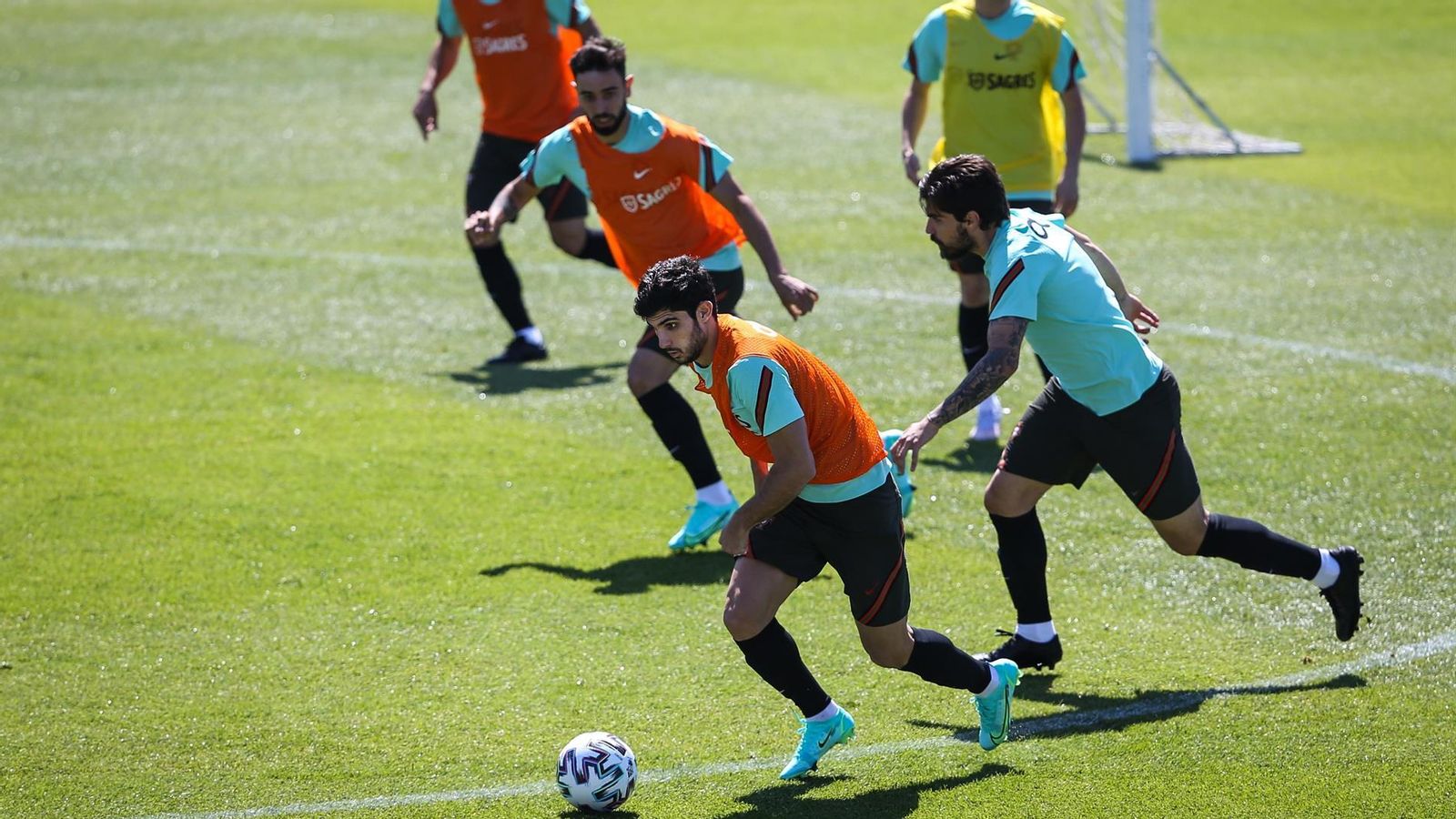 Gonçalo Guedes amb el baló, durant l'entrenament amb Portugal aquest dissabte