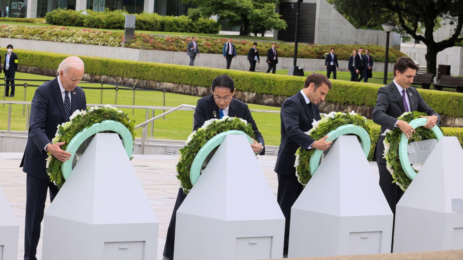 Part dels líders dels països que integren el G7 dipositen corones de flors en el monument a les víctimes d'Hiroshima hores abans del començament de les reunions