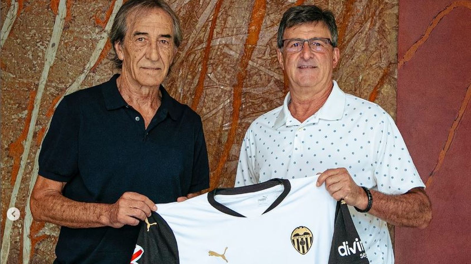 Kempes va rebre la samarreta del València en el duel contra el Barça de la primera jornada, a Mestalla