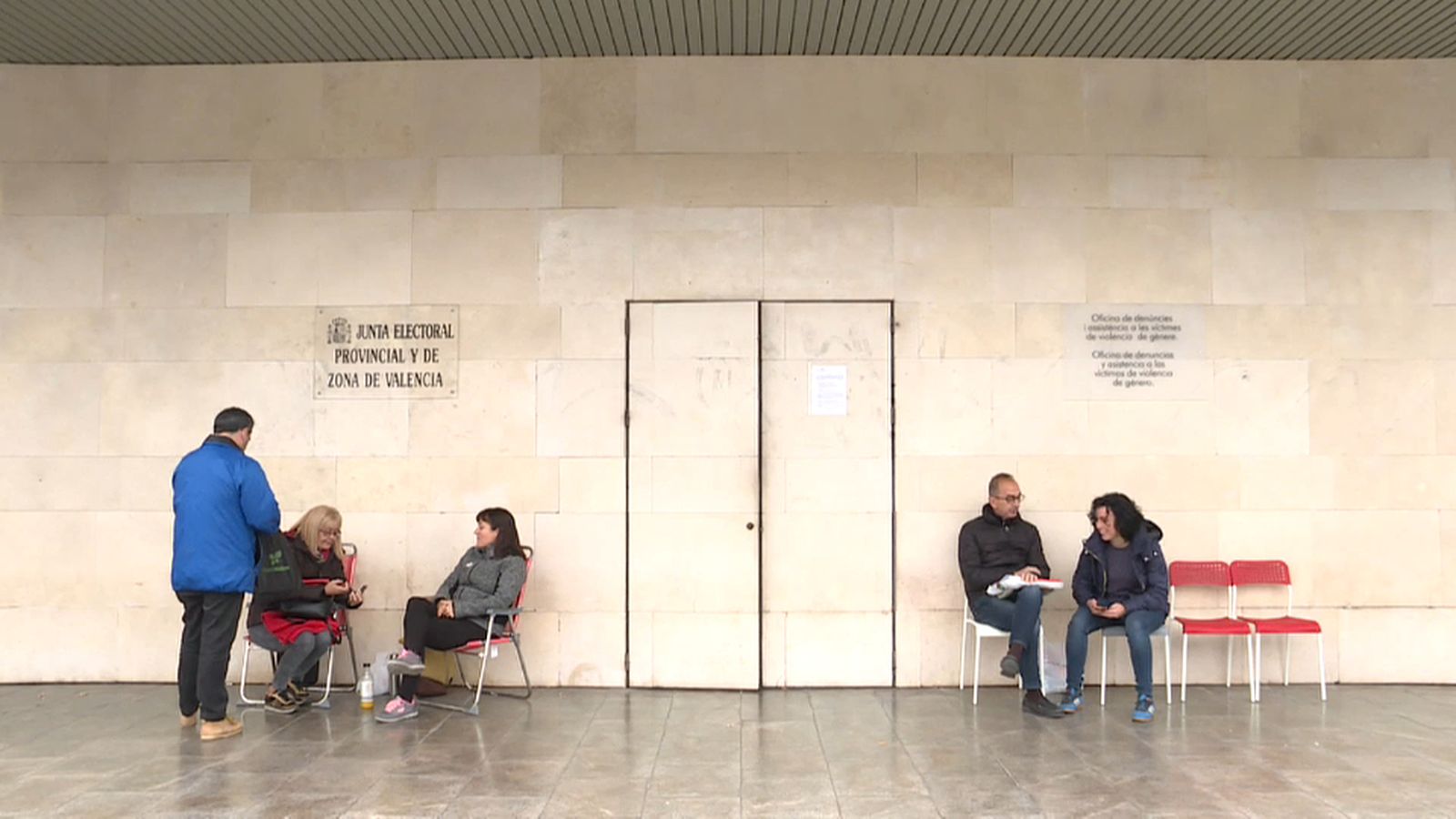 Representats del PSPV i Compromís fan cua a les portes de la Junta Electoral de Zona de València