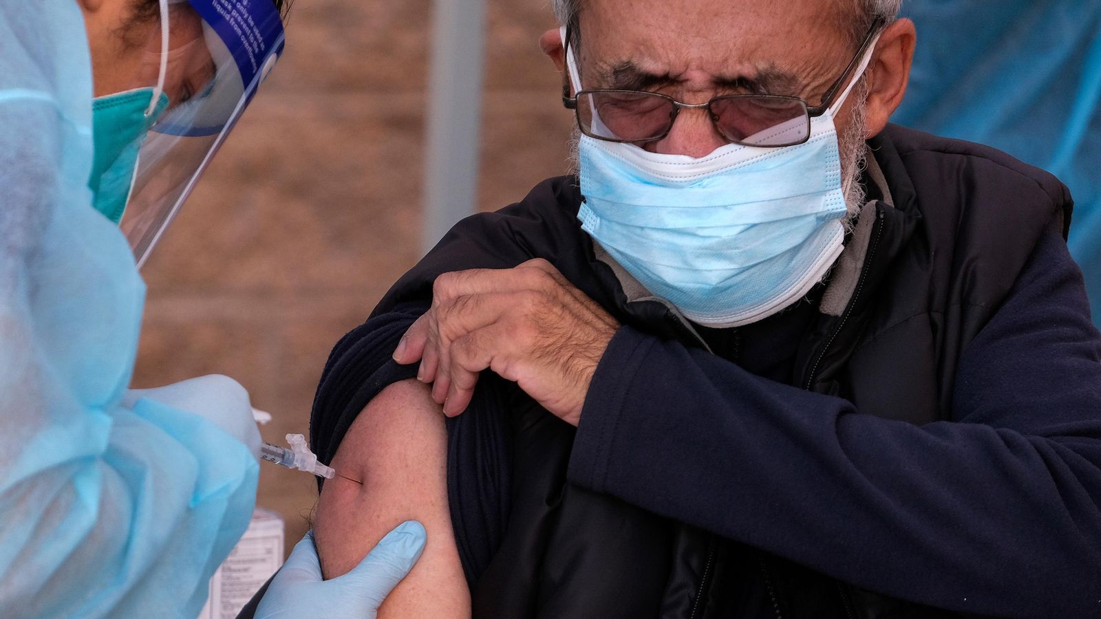 Una infermera vacuna a una persona sense sostre