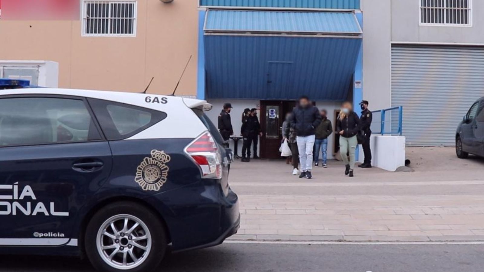 Els agents han localitzat més de trenta persones en l'interior de la nau