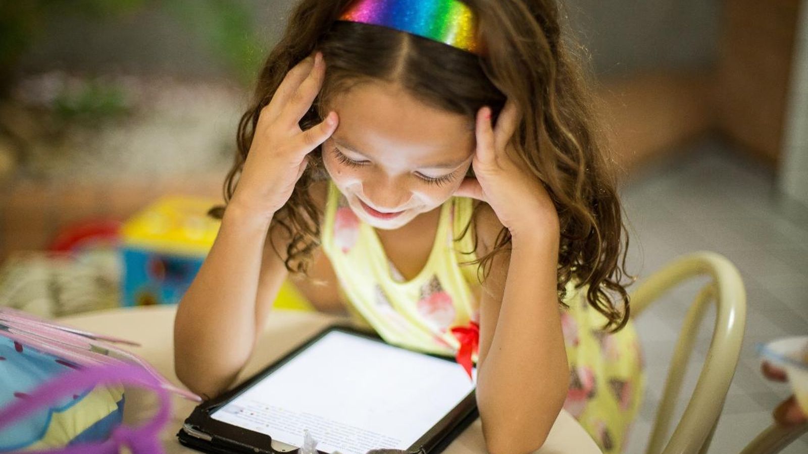 La comparativa entre la comprensió lectora a través dels dispositius digitals i de la lectura tradicional en suport paper és un tema d'anàlisi