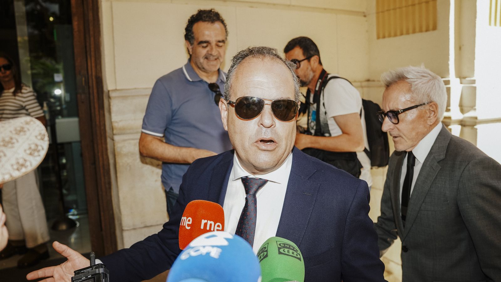 El presiden de la Cambra de Comerç d'Alacant i Facpyme, Carlos Baño, en l'arribada a la Diputació