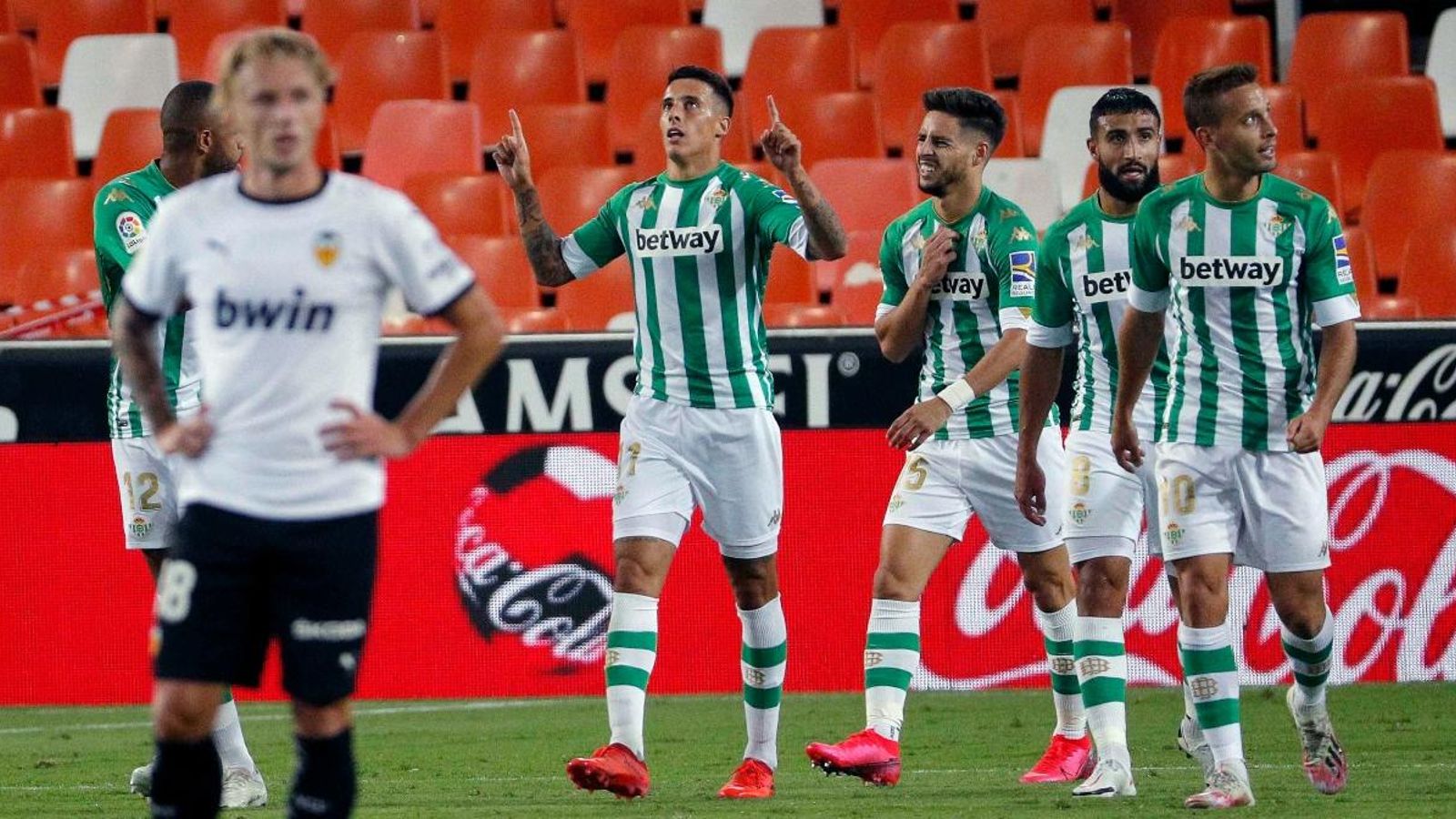 El migcampista del València CF, Daniel Wass, després d'un gol del Betis a Mestalla