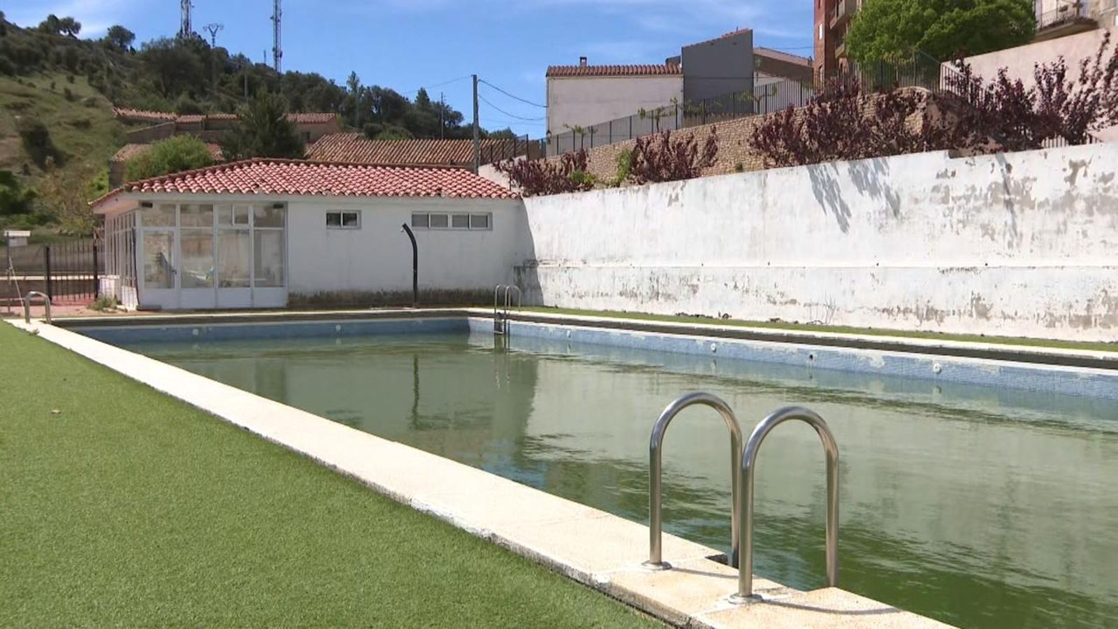 culla reparteix aigua de la piscina per al reg