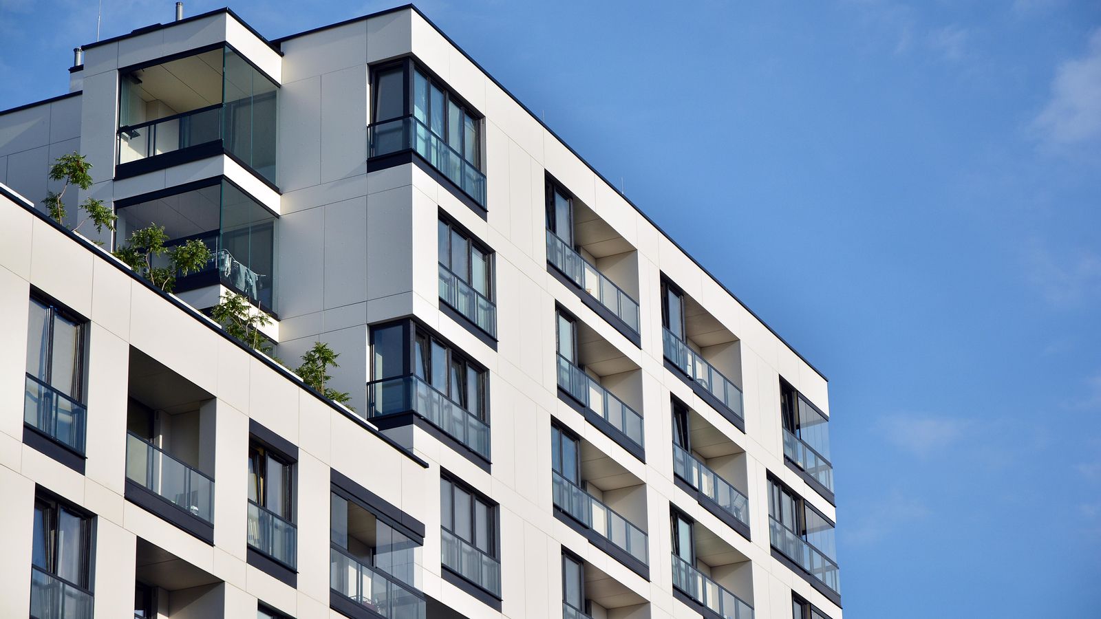 Façana d'un edifici modern en una inatge d'arxiu