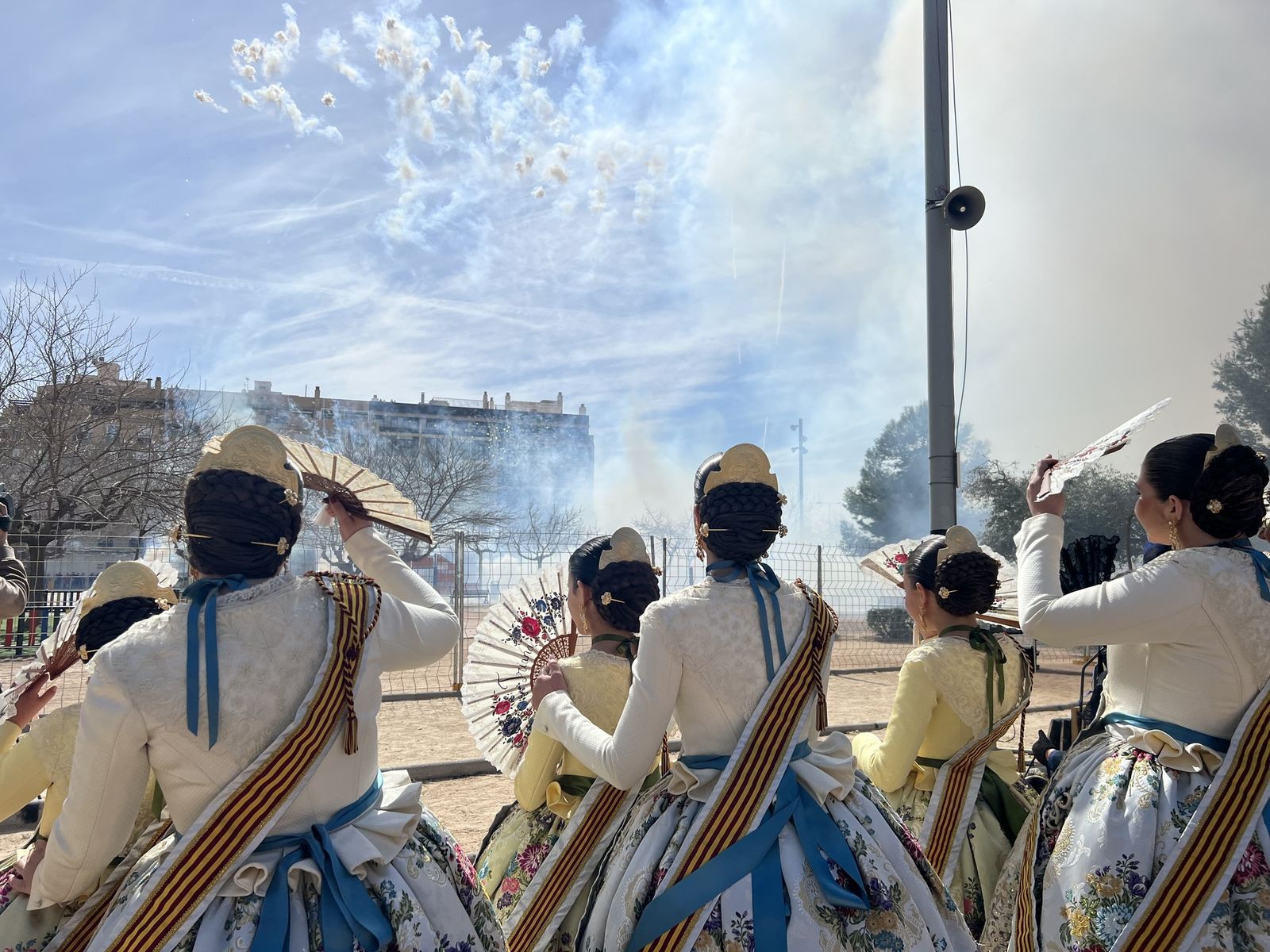 Les falleres de Borriana contemplen una mascletà