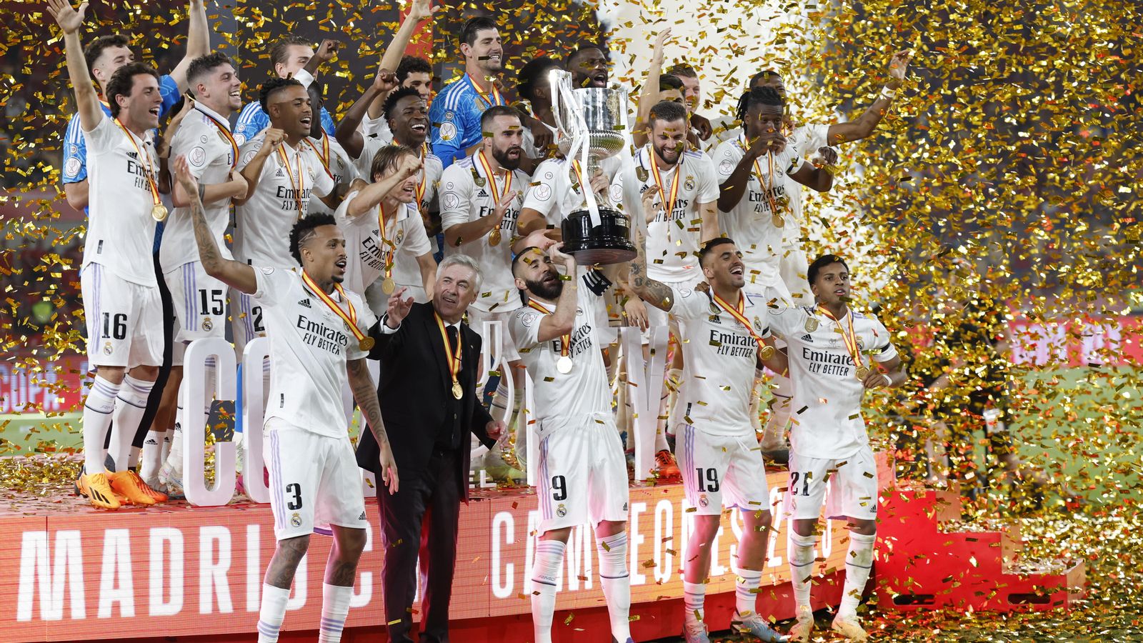 Els jugadors del Reial Madrid alcen el títol