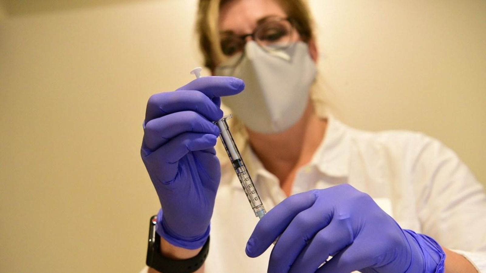Una infermera prepara un vial amb la vacuna de la farmecèutica Janssen