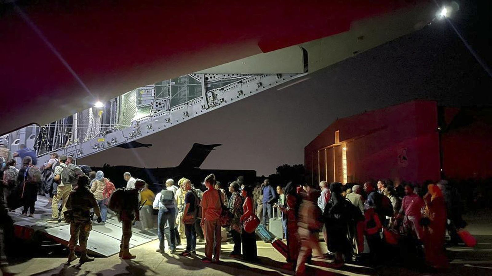 Una trentena d'espanyols i altres setanta civils pugen a l'avió de l'Exèrcit de l'Aire a Khartum