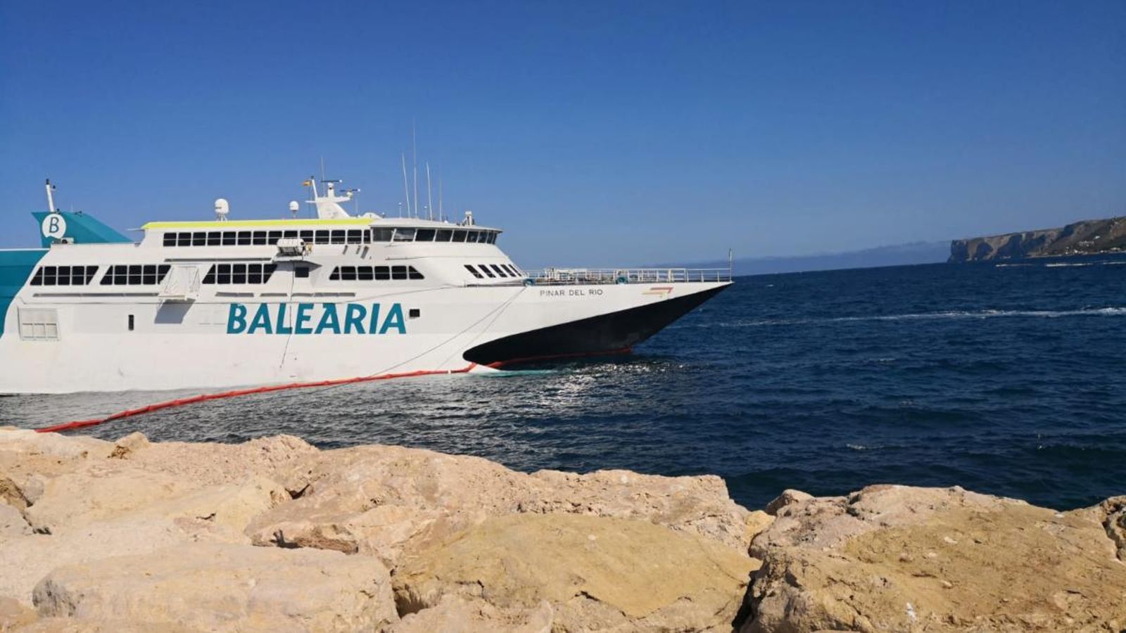 El ferri accidentat continua encallat al port de Dénia