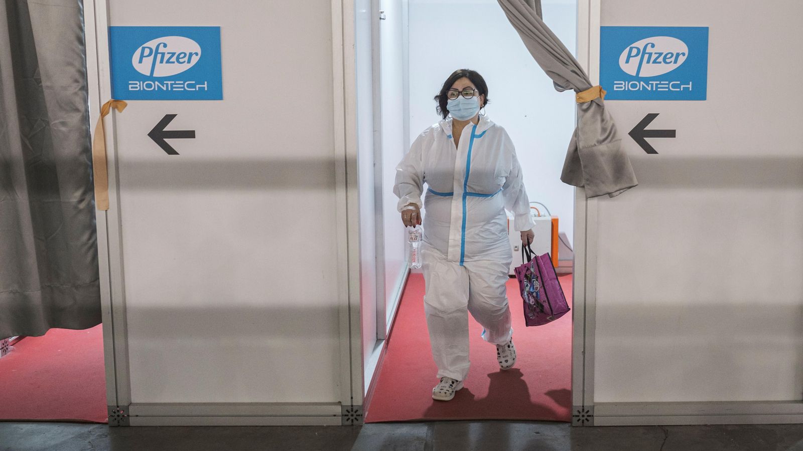 Una sanitària accedeix a un centre de vacunació de Sèrbia, on s'administra la vacuna de Pfizer