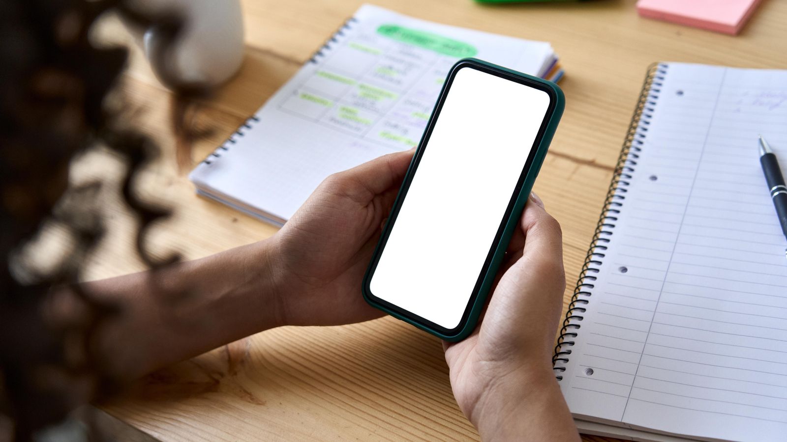 Una estudiant amb un telèfon mòbil en una imatge d'arxiu