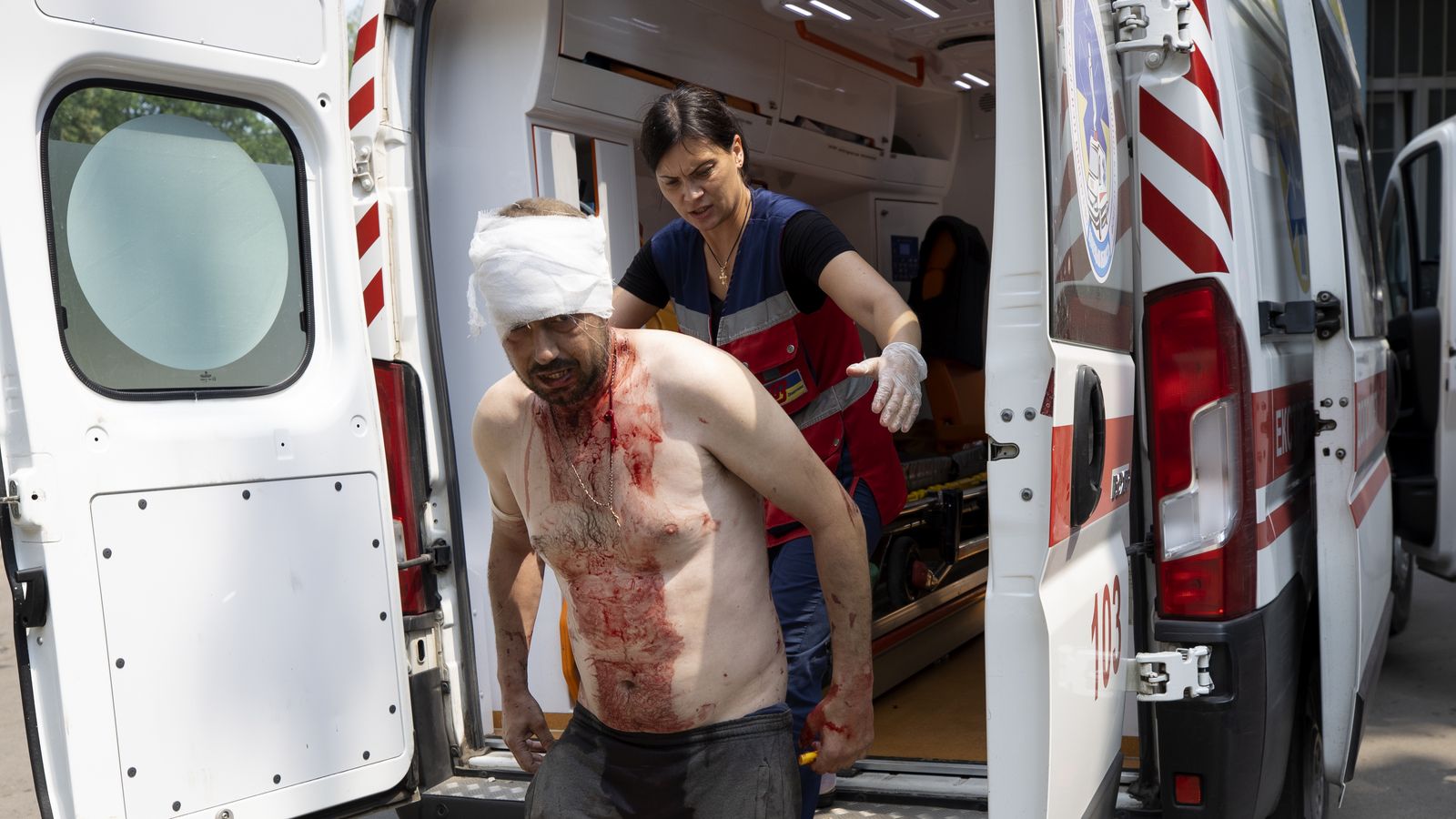 Un home ferit durant els intensos bombardejos de l'exèrcit rus sobre Sloviansk (Ucraïna).