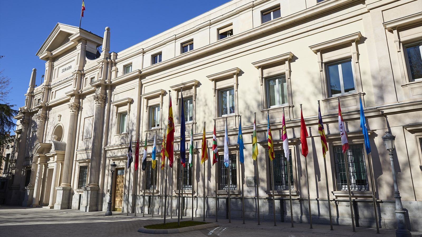 Imatge d'arxiu de les badneres de totes les autonomies davant de la façana del Senat