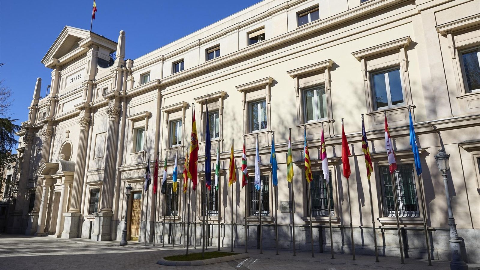 Imatge d'arxiu de les banderes de totes les autonomies davant de la façana del Senat Imatge d'arxiu de les badneres de totes les autonomies davant de la façana del Senat
