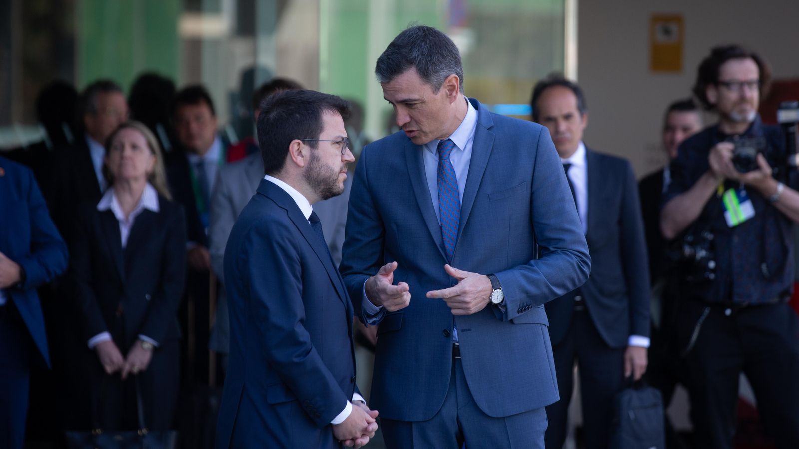 Pere Aragonés i Pedro Sánchez conversen a la seua arribada a la jornada de clausura del Cercle d’Economia a Barcelona