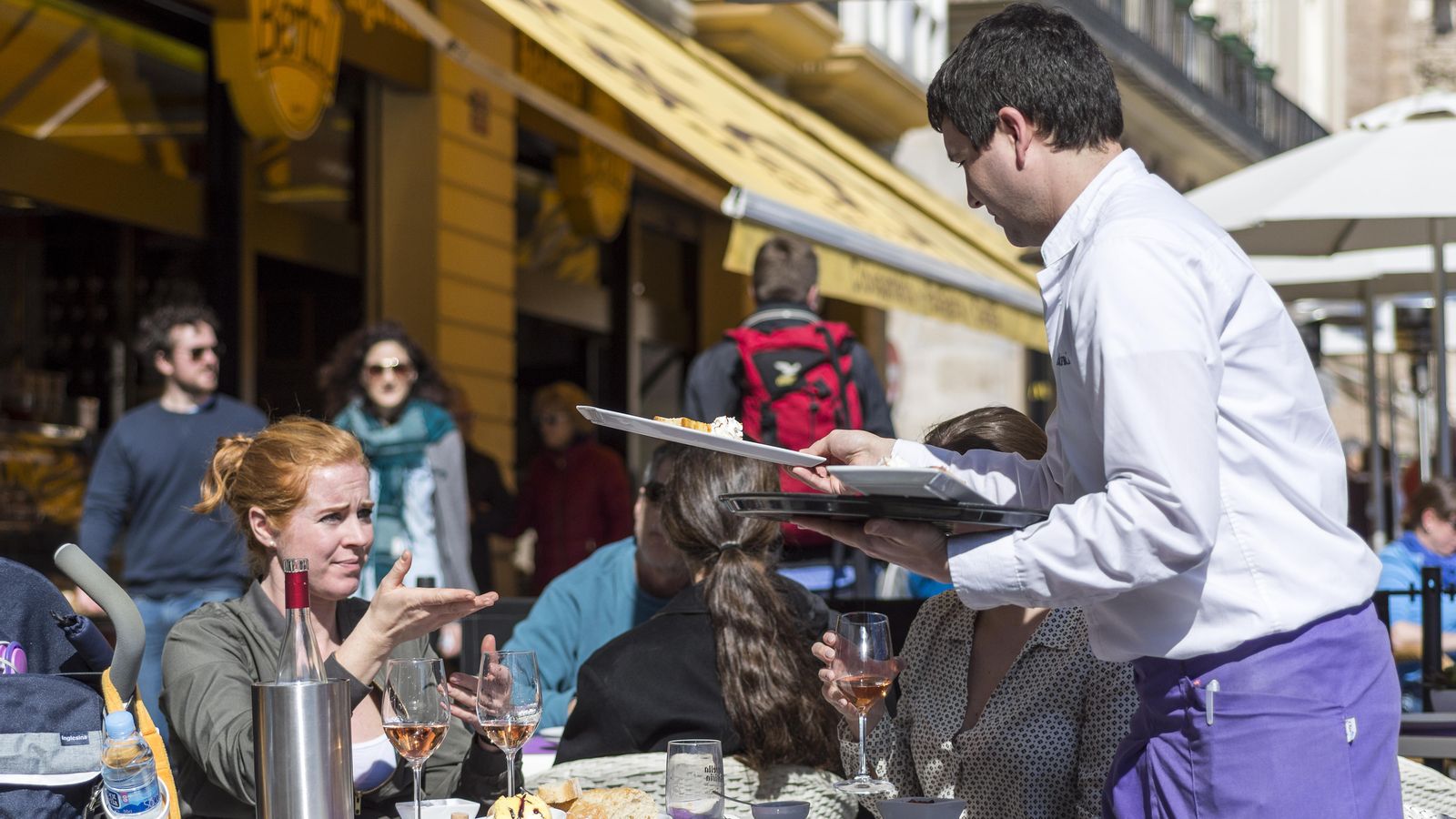 Un cambrer atén comensals a València