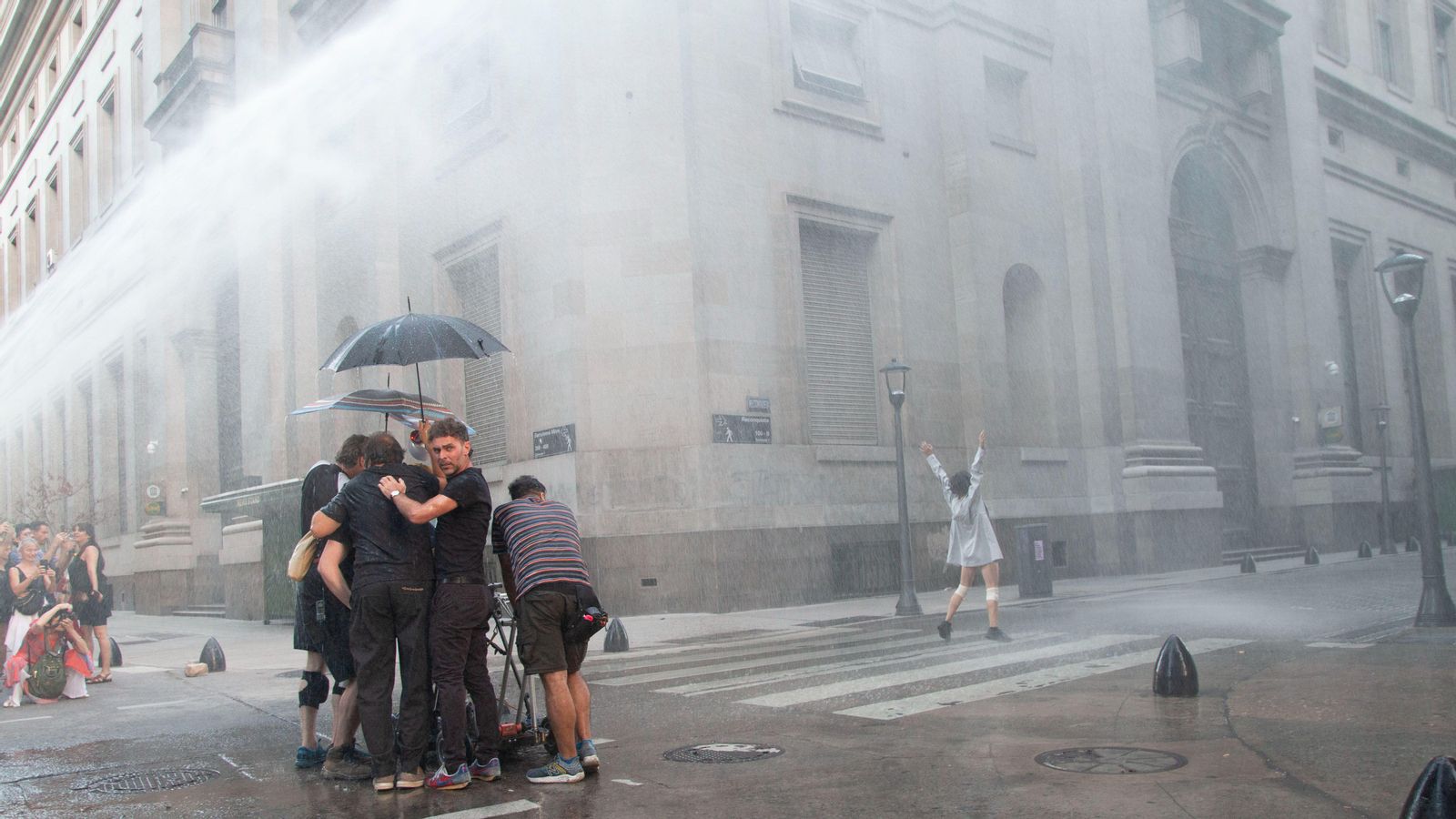 L'espectacle que proposen els argentins Luciana Encunya i Alejo Moguillansky comptarà amb efectes especials com la pluja