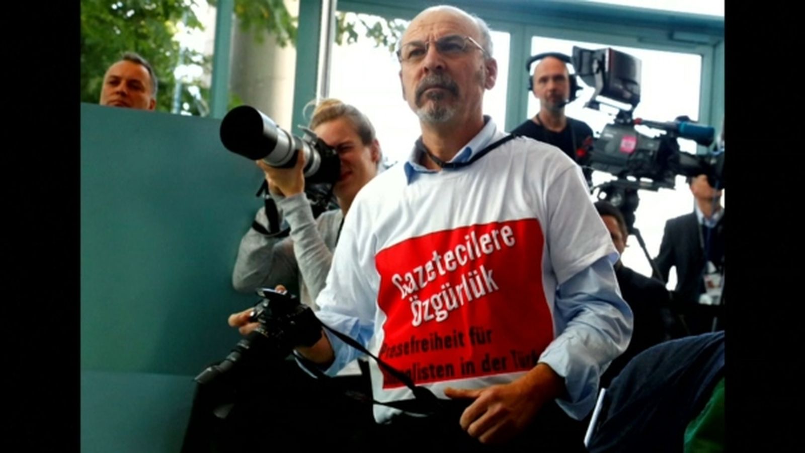El fan fora per dur una camiseta per la llibertat dels periodistes