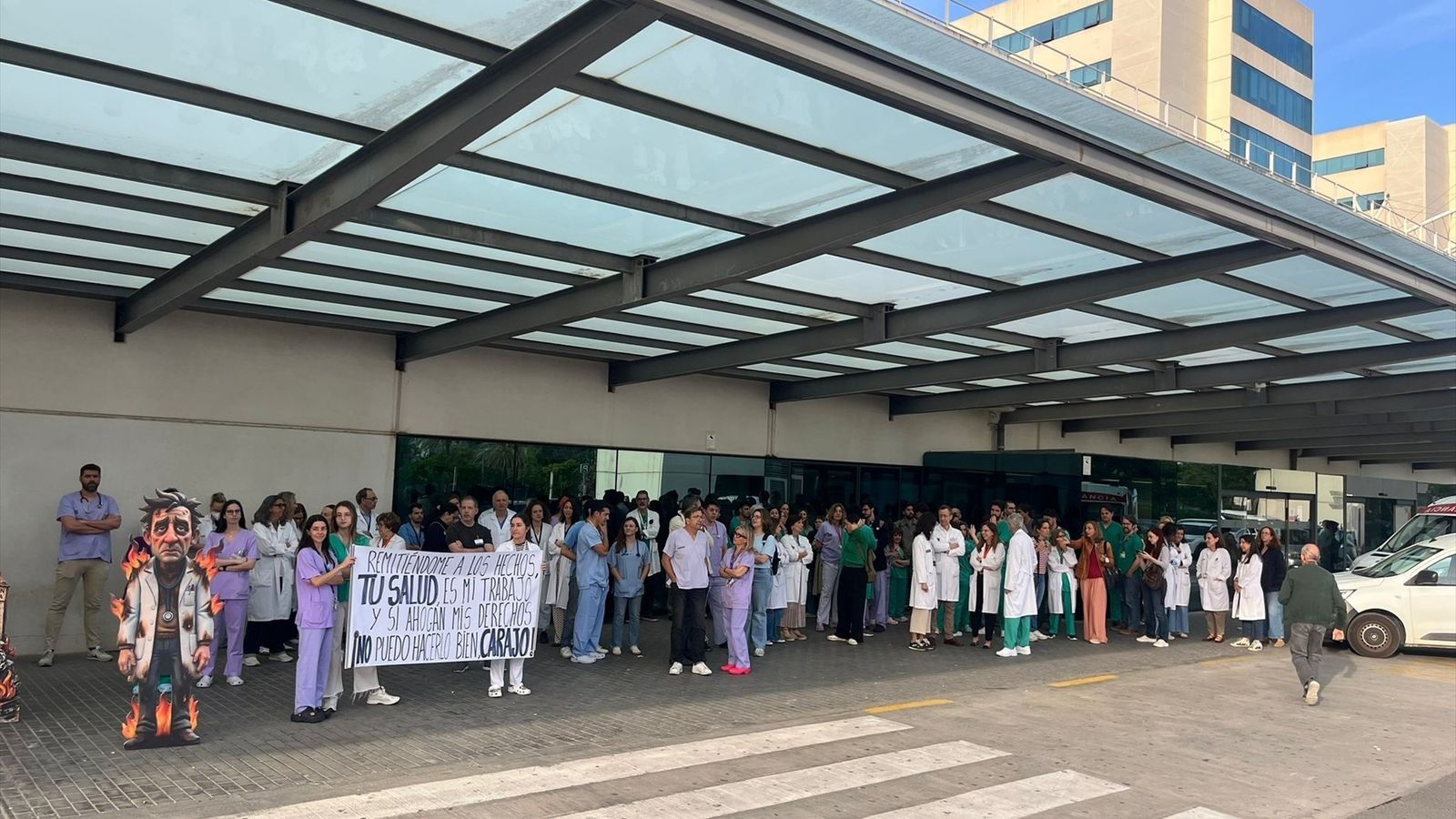Concentració de metges davant de l'Hospital la Fe de València, este dilluns