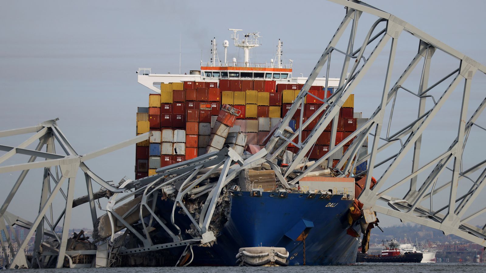 Vista frontal del portacontenidors Dali després d'estavellar-se contra el pont de Baltimore