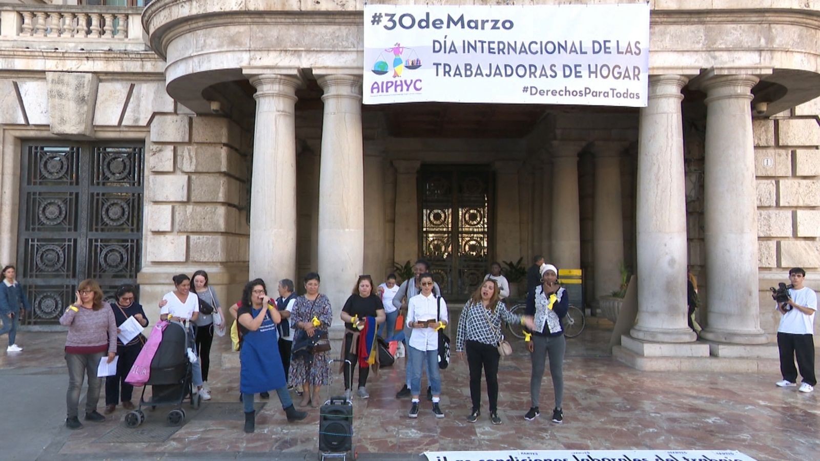 Les treballadores de la llar reivindiquen els seus drets. Foto de portada: Manifestació davant l'Ajuntament de València