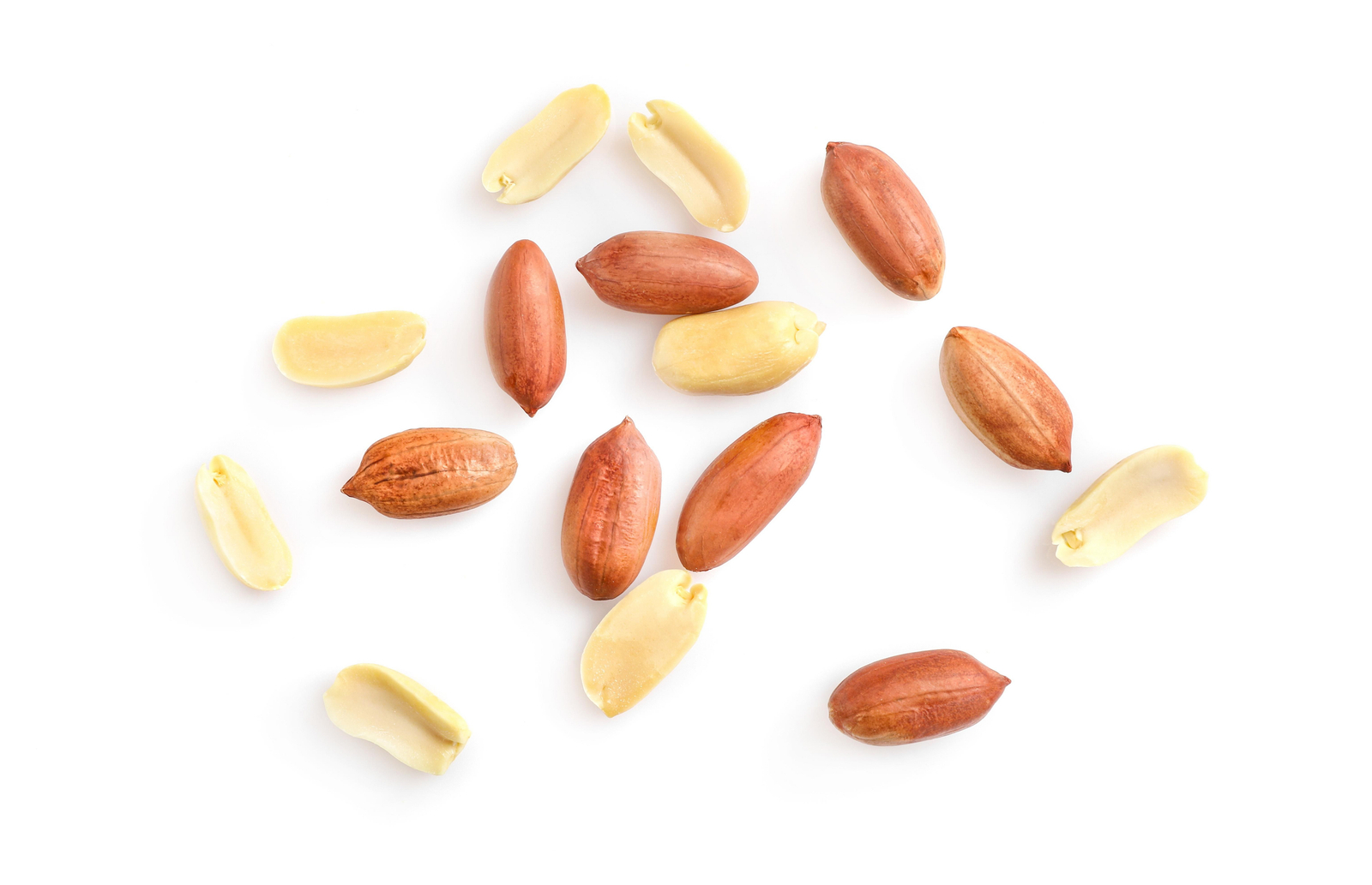 Cacauets processats, uns amb pell i altres sense pell