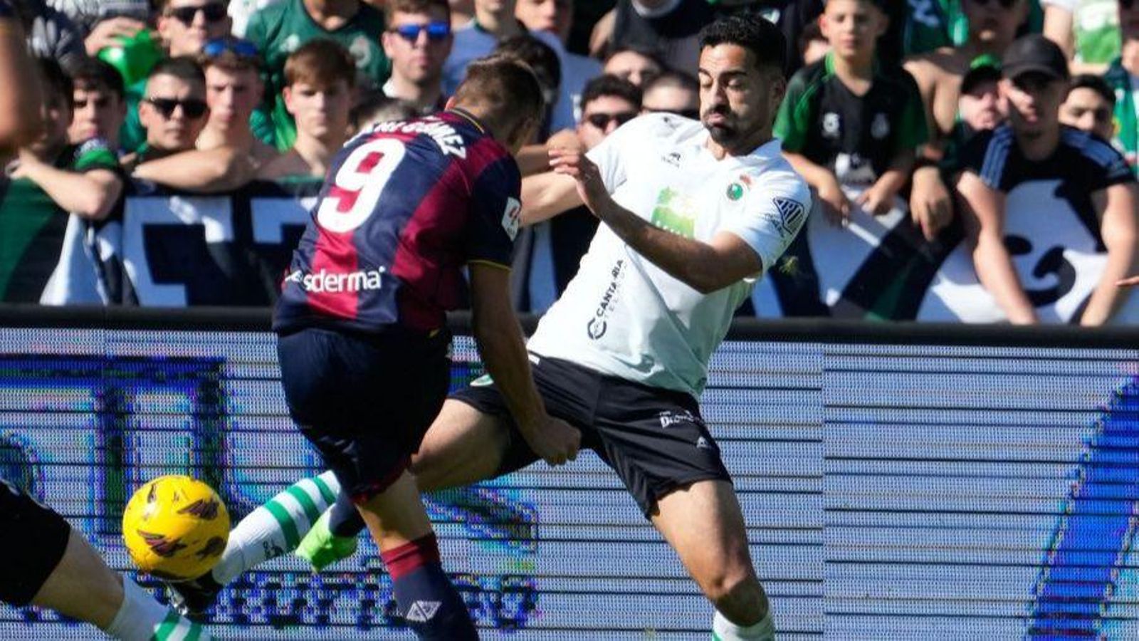 Dani Gómez, en una acció del duel