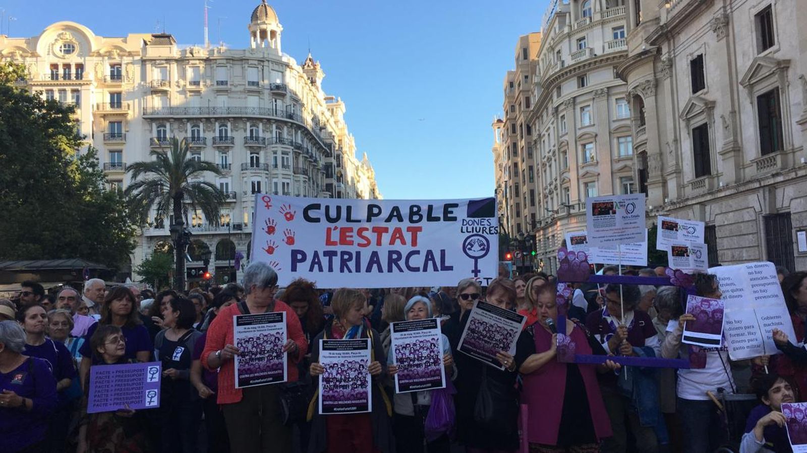 El moviment feminista exigeix els 200 milions promesos contra la violència de gènere