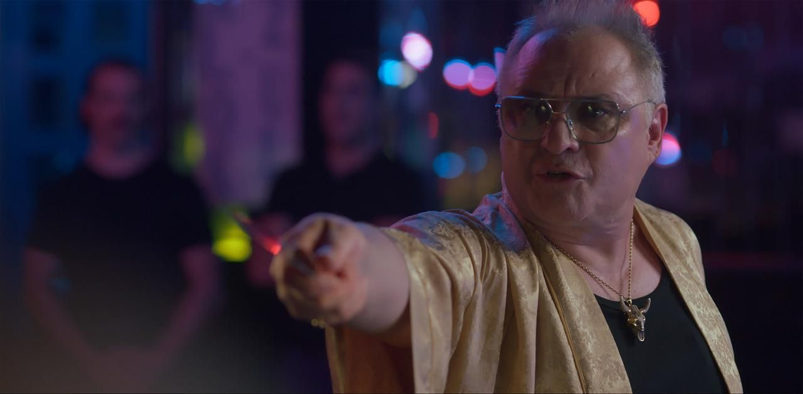 'Quan no acaba la nit' suposa el debut en la pantalla del DJ i artista Chimo Bayo, que interpreta el paper de l'Holandés, un narcotraficant amb pocs escrúpols