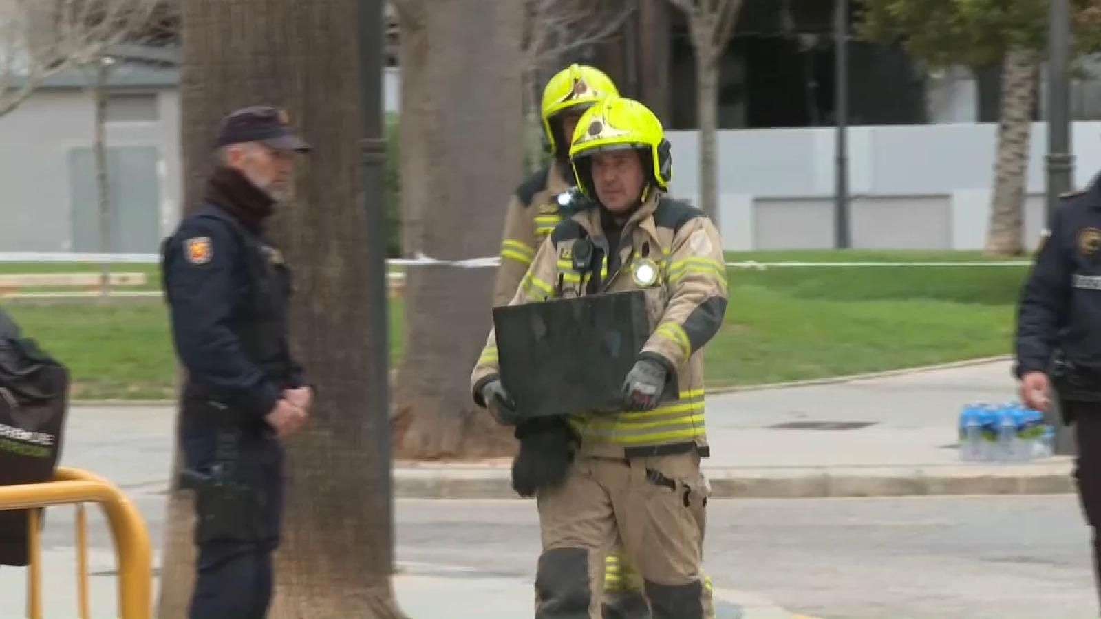 Els bombers extrauen les caixes fortes dels edificis de Campanar