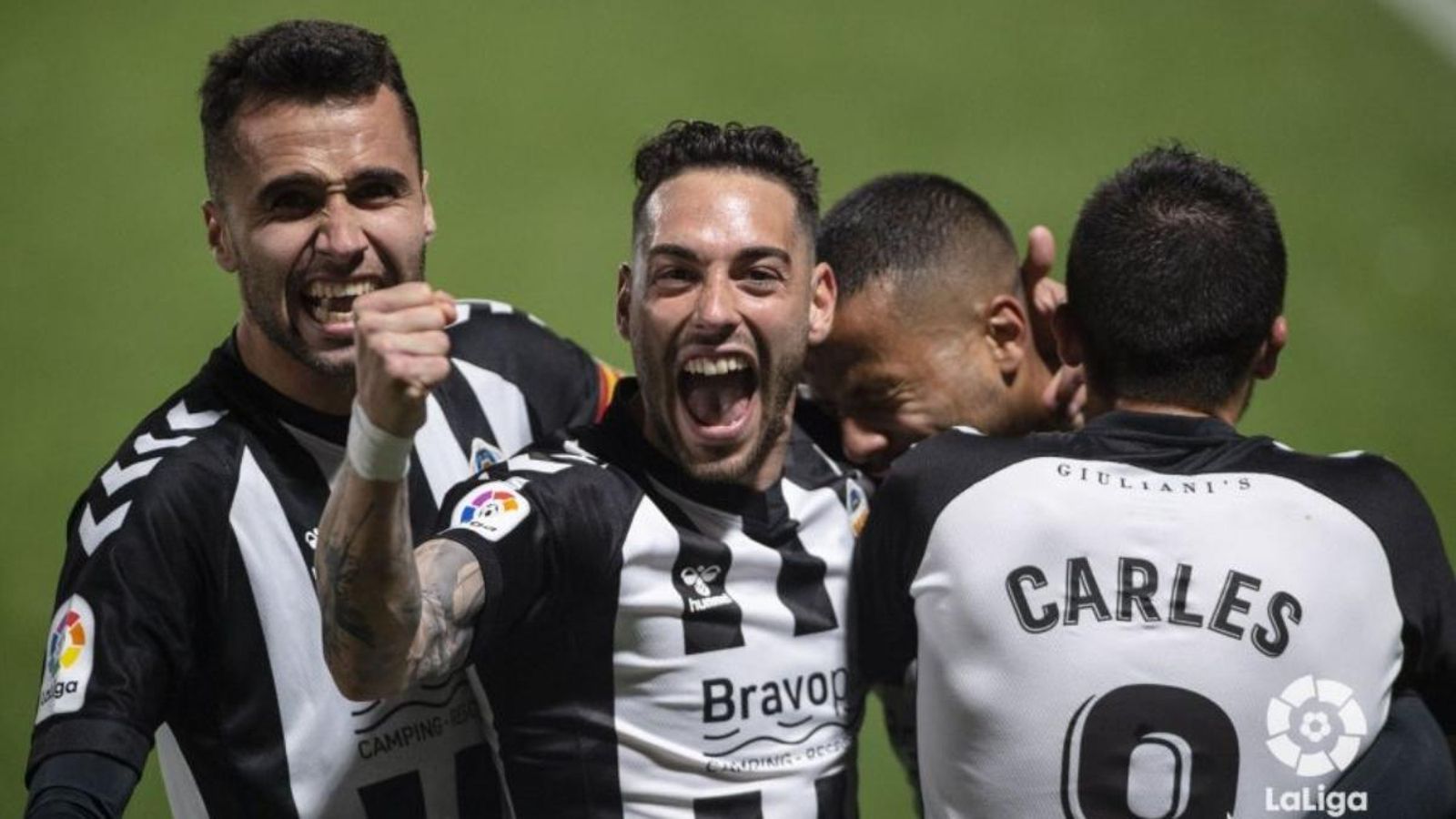 Els jugadors orelluts celebren el gol de Gus Ledes