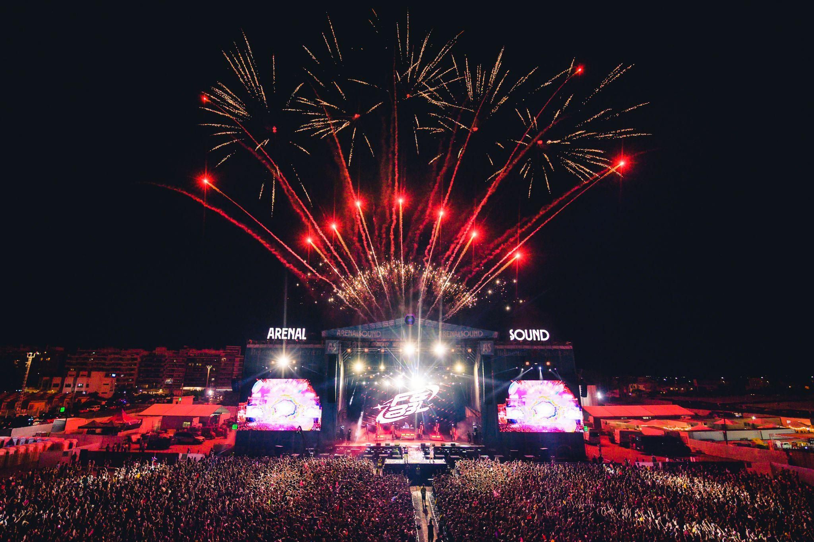 Focs d'artifici sobre l'escenari principal del festival