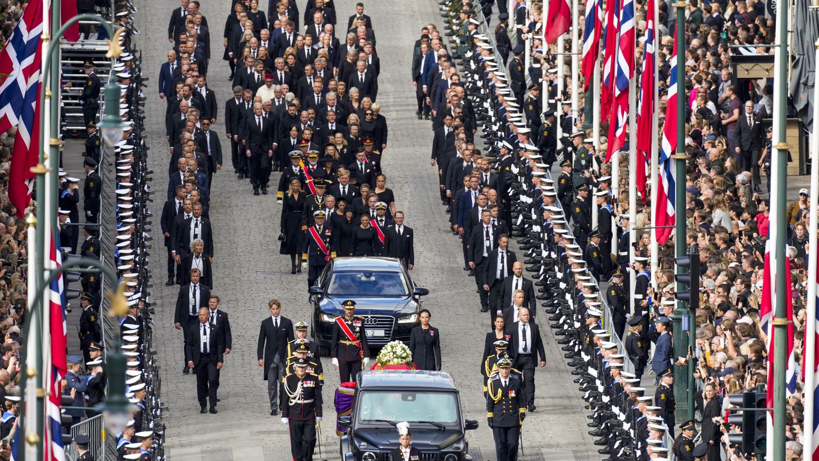 Trasllat del fèretre de Harald V del Palau a la Catedral d'Oslo (Noruega), per a celebrar el seu funeral