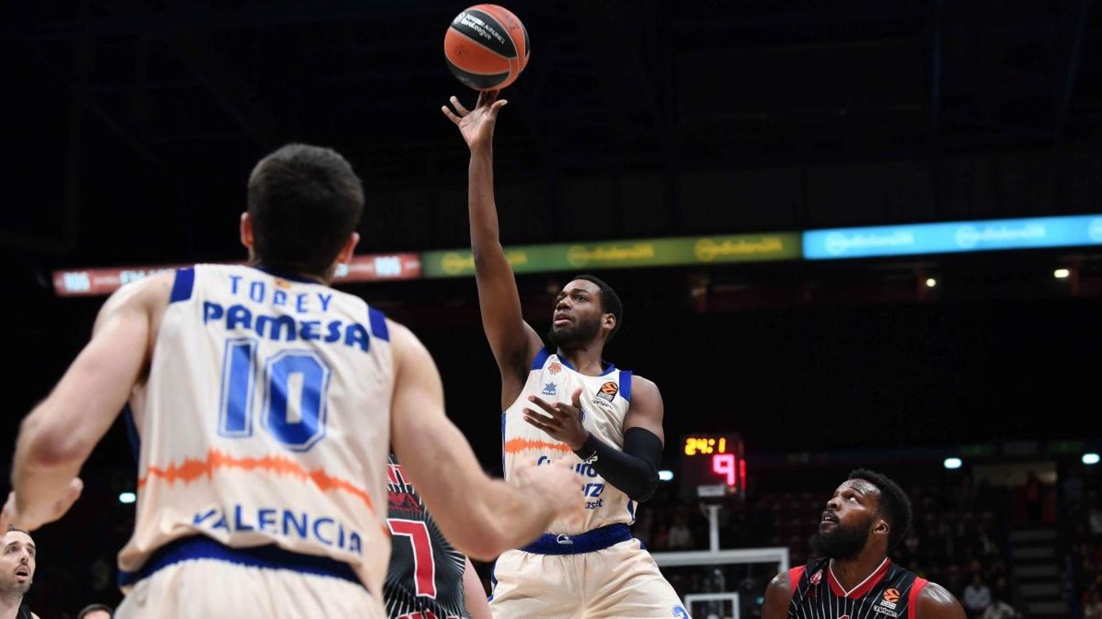 El jugador taronja, Jordan Loyd, en un moment del xoc contra l'Olimpia de Milà