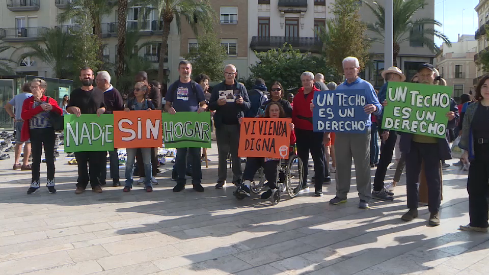Concentració de persones sense llar a la plaça de la Reina de València