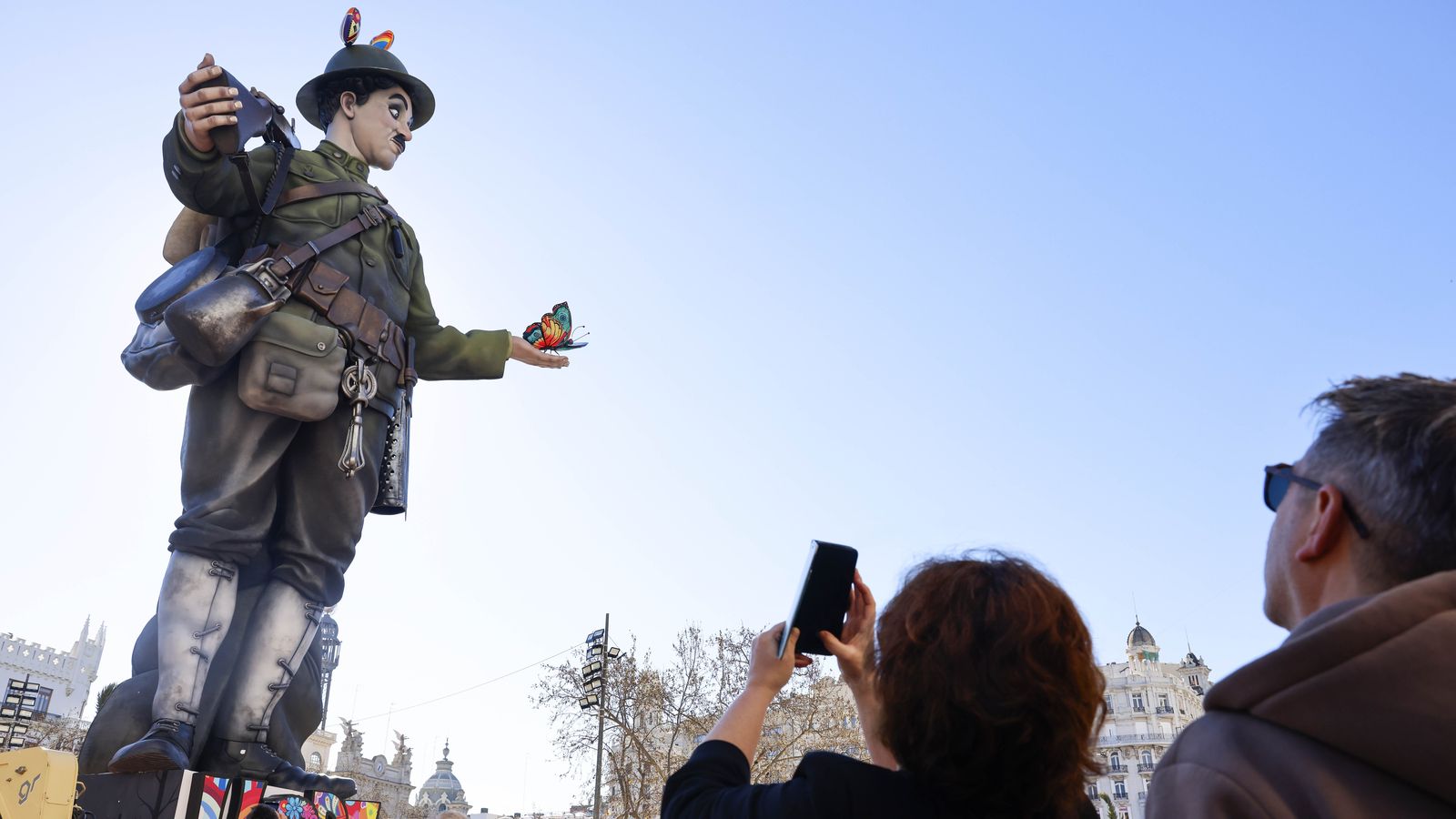 Turistes fotografien la falla de l'Ajuntament