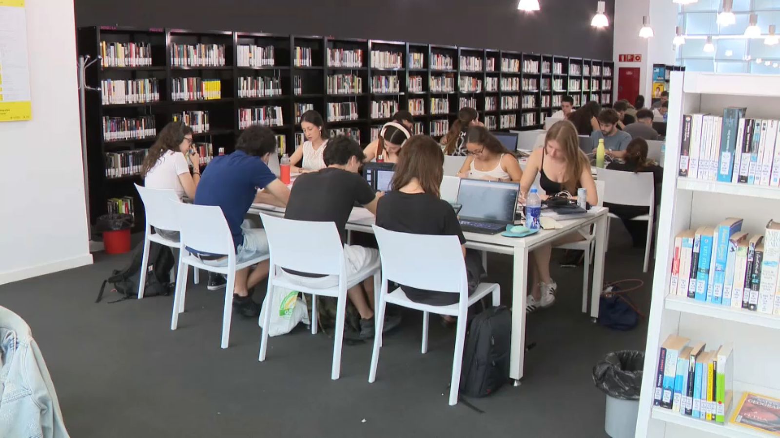 Els alumnes aprofiten les últimes hores d'estudi abans de la PAU