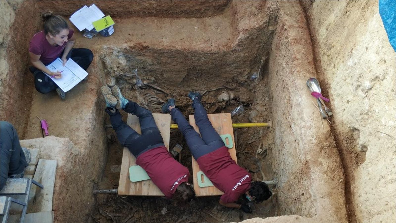 L'equip d'arqueòlegs durant l'exhumació de la fossa 112 de Paterna, el passat mes de setembre