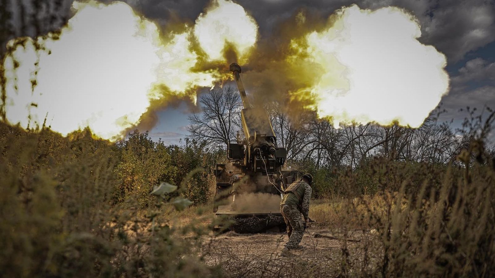 Un soldat ucraïnés dispara un tanc