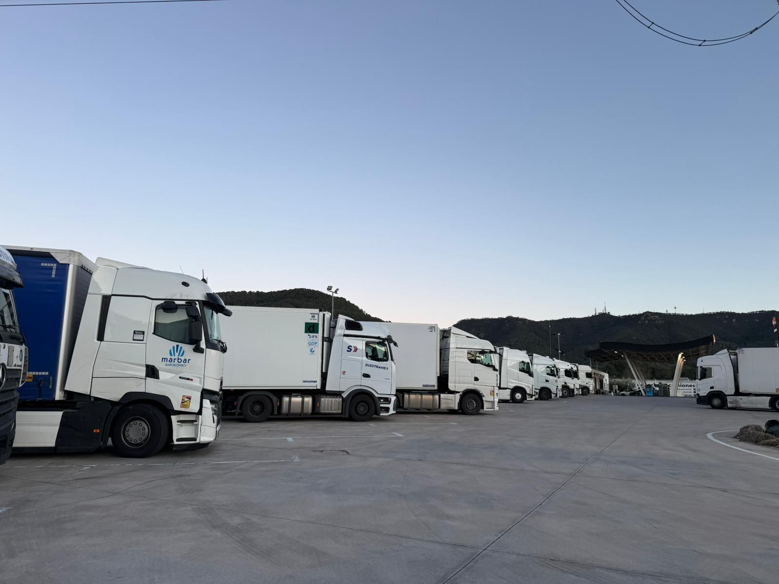 Estació de servici de la Pobla Tornesa on han parat camioners per la limitació de circulació de vehicles pesants per l'AP-7 i per la situació de vent fort, que complica la circulació