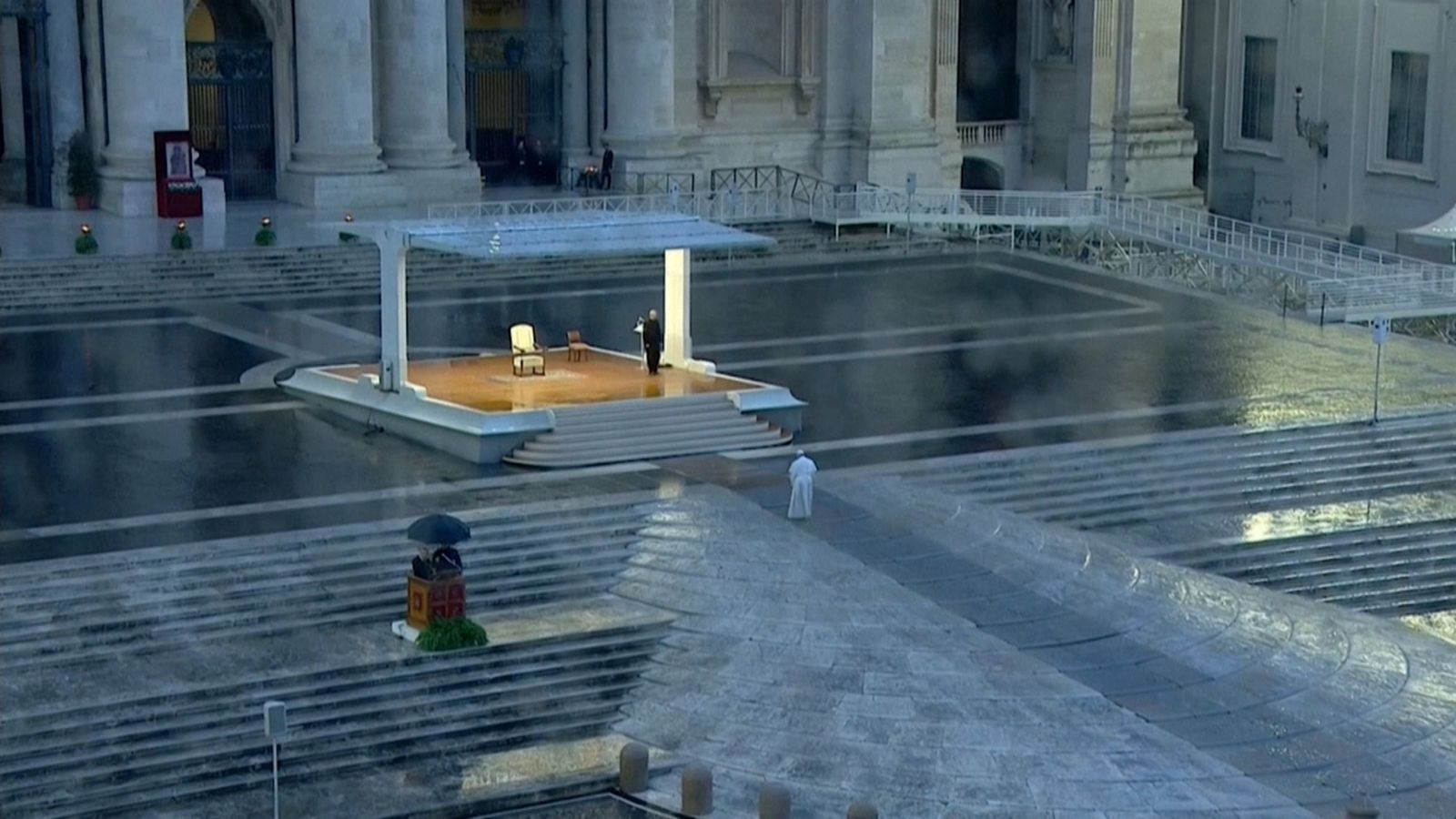 El papa Francesc recorre la plaça de Sant Pere del Vaticà buida a causa del coronavirus